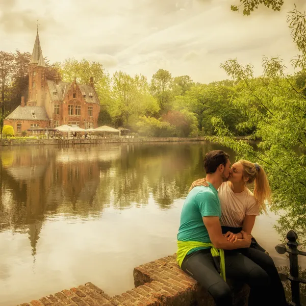 Kussend koppel aan Minnewater in Brugge