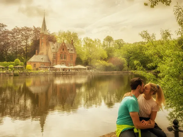 Kussend koppel aan Minnewater in Brugge