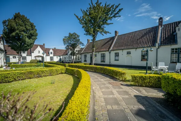 Tuinpad in godshuis Paruitte, Elisabeth Zorghe der Schippers (Stijn Streuvelsstraat 3-49)