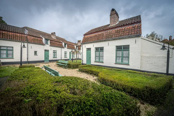 Voormalig beluik ’t Kattepoortje, nu godshuis ’t Kattepoortje (Oude Gentweg 143)