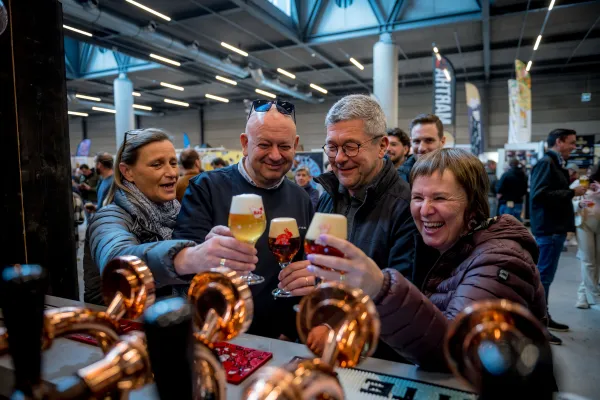 groep rond bier