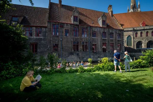 Bezoekers in godshuis Spanoghe (Katelijnestraat 8), een bootje vaart voorbij