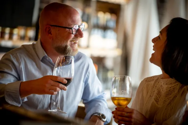 mensen die wijn drinken