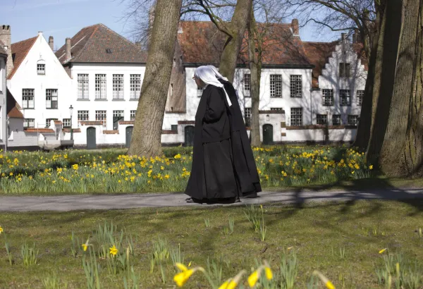 Two nuns stroll through beguinage