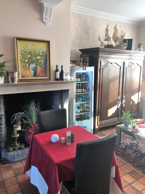 gezellige woonkamer met honesty bar koelkast