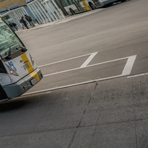 Bussen van De Lijn aan het Station in Brugge