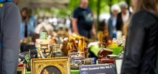  Folklore- en brocantemarkt onder de bomen van de Dijver.