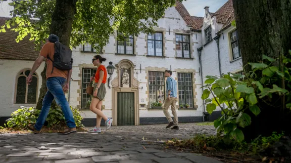 Bezoekers wandelen in het Begijnhof.