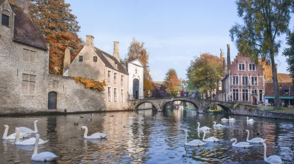 Zicht op Begijnhofbrug en toegangspoort begijnhoff