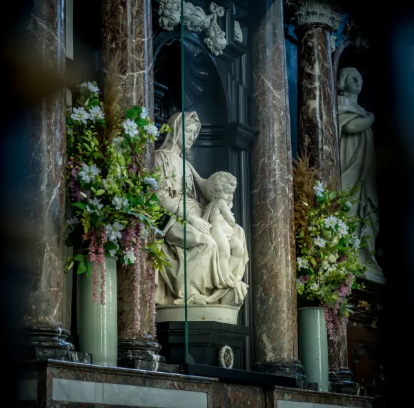 Madonna met Kind van Michelangelo, O.L.V.-kerk Museum