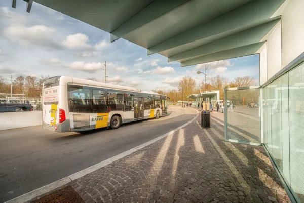 Bus à la gare de Bruges